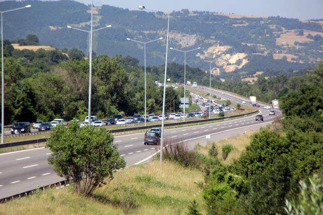 Tatilcilerin dönüş çilesi! Trafik 7 ilde durma noktasına geldi, art arda kazalar yaşandı