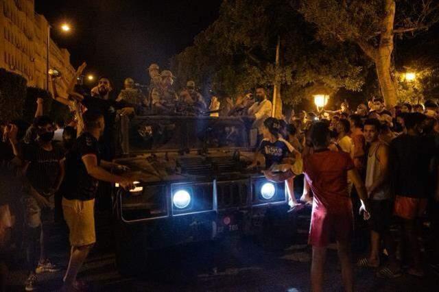 Darbe sonrası sokağa dökülen Tunuslular, 15 Temmuz'a ait görüntülerle birlik çağrısı yapıyor