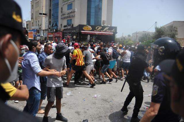 Tunus'ta hükümet feshedildi, halk sokaklara döküldü! Darbeyi organize eden ülkeden gelen kutlama mesajları dikkat çekti
