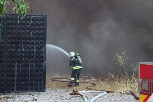 Gaziantep'teki bir depo alevlere teslim oldu! Çevredeki evler boşaltıldı, ekipler yangına müdahale ediyor