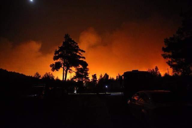 Gece vakti tüyler ürperten görüntülerin geldiği Bodrum'dan kötü haberler peş peşe geliyor! Yangın 2 mahalleye daha sıçradı
