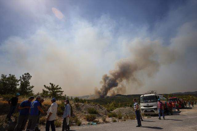 Manavgat'ta rüzgarın etkisiyle alevler 20 metreye kadar yükseldi! Kara yoluna kadar ulaşan yangınla mücadele sürüyor