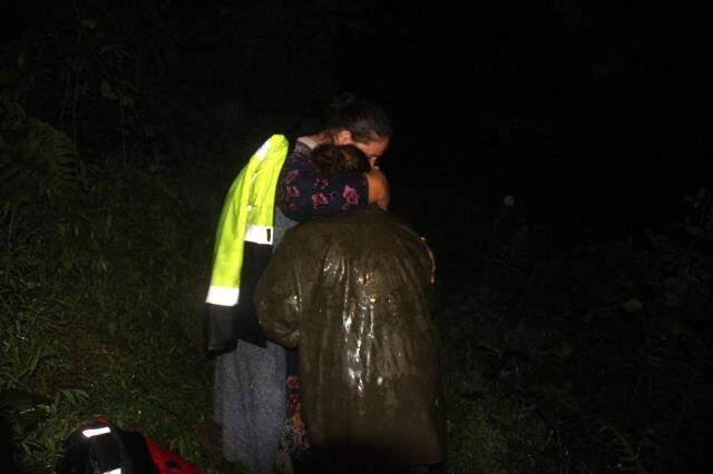 Heyelanda çay bahçesinde mahsur kalan 4 kardeş halatlarla kurtarıldı! Ailelerine kavuşma anında gözyaşları sel oldu