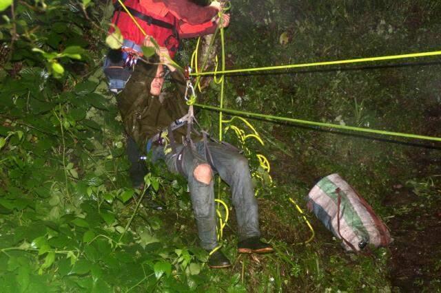 Heyelanda çay bahçesinde mahsur kalan 4 kardeş halatlarla kurtarıldı! Ailelerine kavuşma anında gözyaşları sel oldu