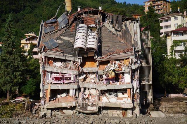 77 kişinin yaşamını yitirdiği Batı Karadeniz'deki sel felaketinde 34 kişi aranıyor