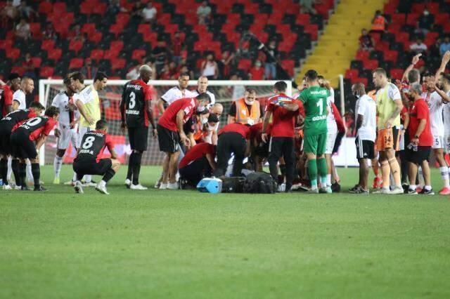 Son Dakika: Gaziantep FK-Beşiktaş maçında N'Sakala bir anda yerde kaldı ve ambulansla hastaneye götürüldü