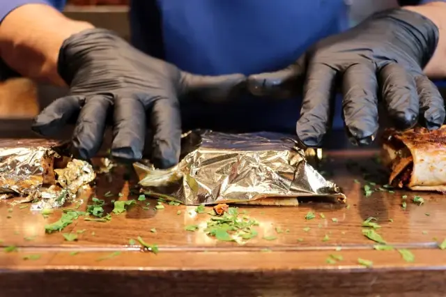 Adanalı esnaf 24 ayar altın kaplama döner yaptı