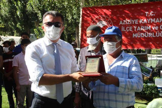 Erzurum Valisi Okay Memiş, plaket yerine sarı çizmelerini isteyen çiftçiyi kırmadı