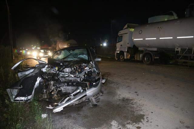 Gece yarısı feci kaza! Park halindeki tankere çarpan araçtaki çocuk camdan yola fırladı