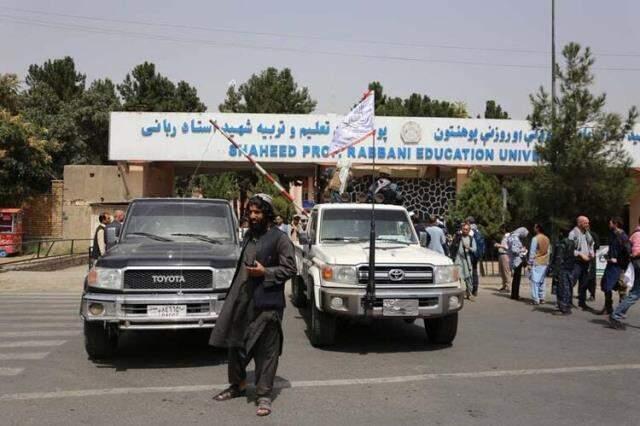 Kabil'den ürküten görüntüler! Taliban tuttuğunu bagaja attı, ABD'li senatör 'Genç erkekleri bir bir öldürüyorlar' iddiasında bulundu