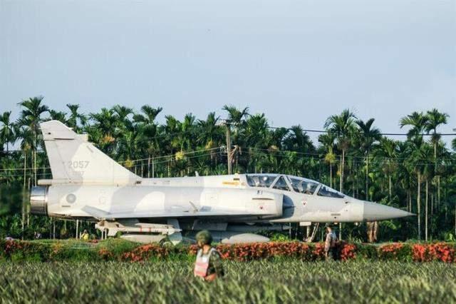 Tayvan tarihinde bir ilk! Tatbikat kapsamında savaş uçaklarını otoyola indirdiler