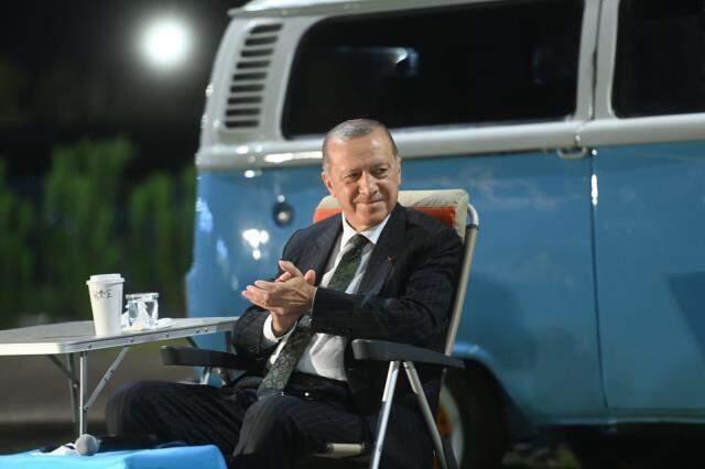 Cumhurbaşkanı Erdoğan, gençlerle 'meşhur' şarkıyı seslendirdi