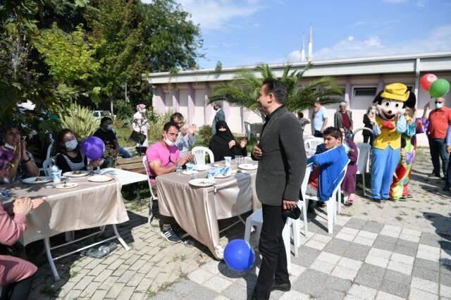 Verdiği sözü unutmayan Tuzla Belediye Başkanı Şadi Yazıcı, çocuklara cağ kebabı çevirdi
