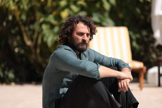 Masumlar Apartmanı'nda yürekler ağza geldi! Fenalaşan Hikmet, yere yığıldı