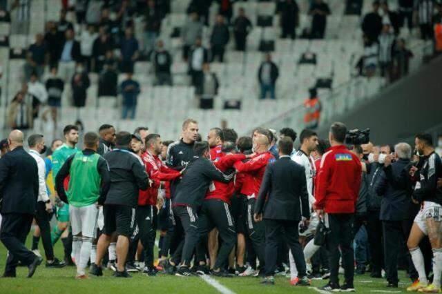 Olayın en net görüntüsü! Balotelli'ye vurmaya çalışan Beşiktaşlı hocayı 4 kişi tutamadı