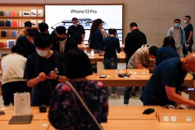 iPhone 13 çılgınlığı gündem oldu! İlk sahiplerinden olmak için birbirleriyle yarıştılar