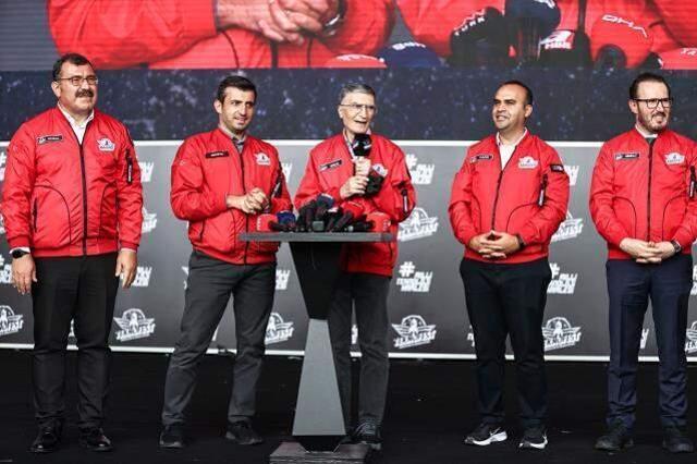 TEKNOFEST'te duygulandıran anlar! Aziz Sancar elinin öpen Selçuk Bayraktar'a sarıldı