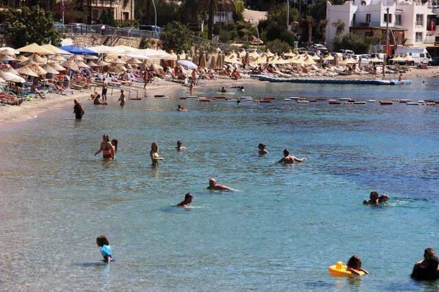 Doğu'da karla mücadele edilirken, Bodrum'da tatilciler denizin keyfini sürdü