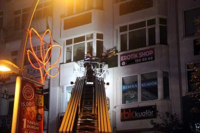 Ruhsatsız 'erotik shop' Bolu'yu karıştırdı! Öğlen asılan tabelayı akşama indirdiler