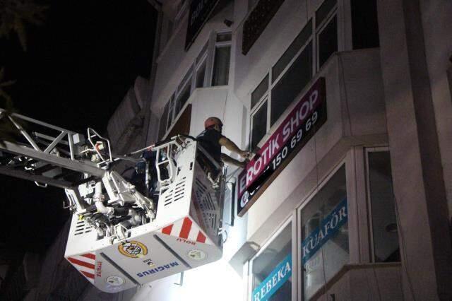 Ruhsatsız 'erotik shop' Bolu'yu karıştırdı! Öğlen asılan tabelayı akşama indirdiler