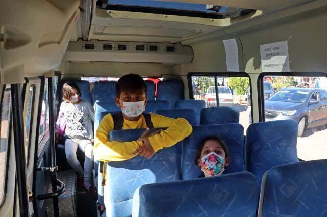 Turistleri kıskandıracak yolculuk: Her sabah okullarına tekneyle gidiyorlar