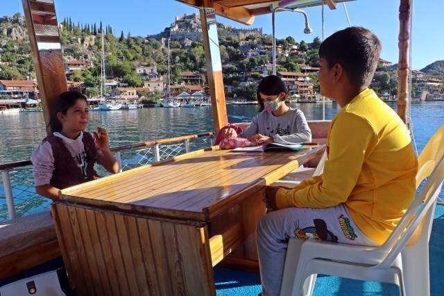 Turistleri kıskandıracak yolculuk: Her sabah okullarına tekneyle gidiyorlar
