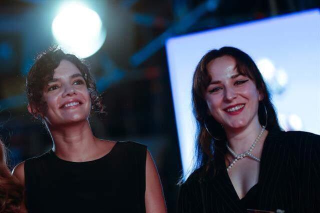 Altın Portakal Film Festivali başladı! Kırmızı halıda şıklık yarışı vardı