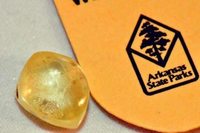 Böyle şans görülmedi! Eşiyle birlikte parka dolaşmaya giden kadın, 4.38 karatlık elmas buldu