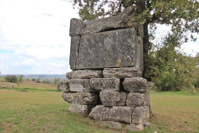2 bin yıllık lahidin üzerindeki 'Mezarımı rahatsız etmeyin' bedduası görenleri şaşırtıyor
