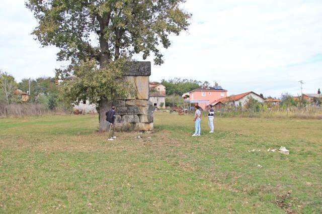 2 bin yıllık lahidin üzerindeki 'Mezarımı rahatsız etmeyin' bedduası görenleri şaşırtıyor