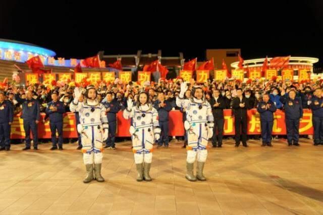 Çin, 6 aylık görev için Shenzhou-13 mürettebatlı uzay aracını uzaya fırlattı