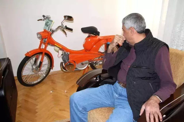 Misafirler şaşırıp kalıyor! 1970 model motosikleti evinin misafir odasında saklıyor