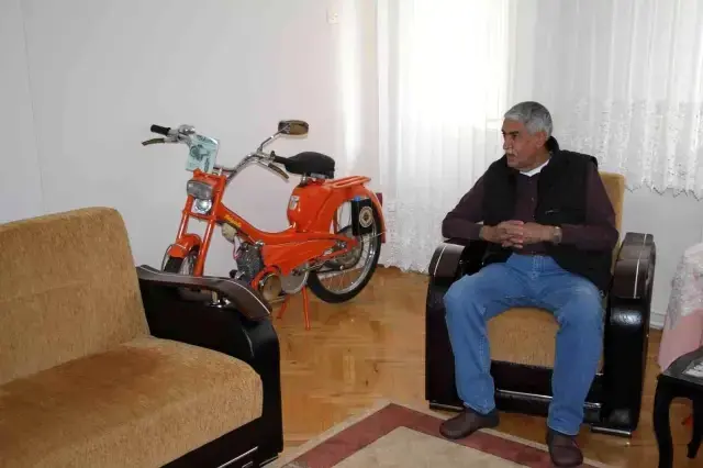 Misafirler şaşırıp kalıyor! 1970 model motosikleti evinin misafir odasında saklıyor