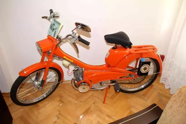 Misafirler şaşırıp kalıyor! 1970 model motosikleti evinin misafir odasında saklıyor