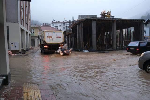 64 kişinin ölümüyle sonuçlanan sel felaketinin yaşandığı Bozkurt, yeniden sular altında kaldı