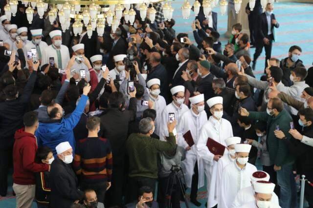 Camide tartışma yaratan görüntü! Bir kesim 'gelenek' dedi, bir kesim 'protokol'