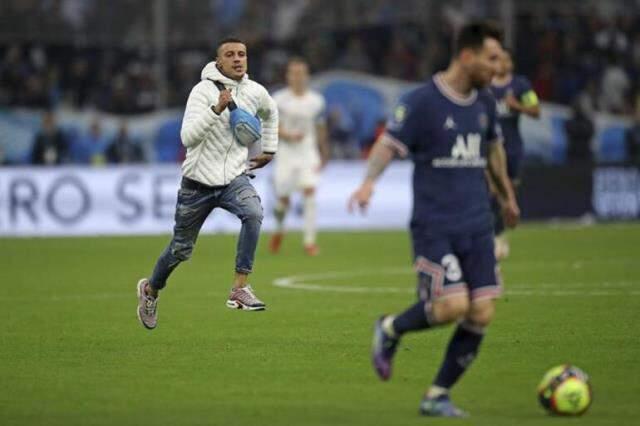 Messi de şaştı kaldı! Sahaya giren taraftar gole gitmesine izin vermedi