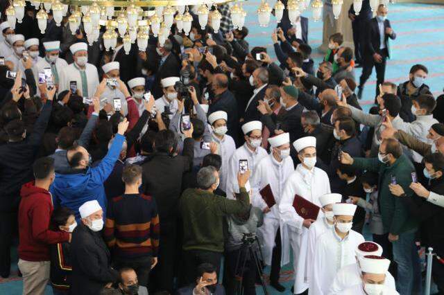Camide düzenlenen hafızlık icazet töreninde protokol yolu oluşturulduğu iddiası