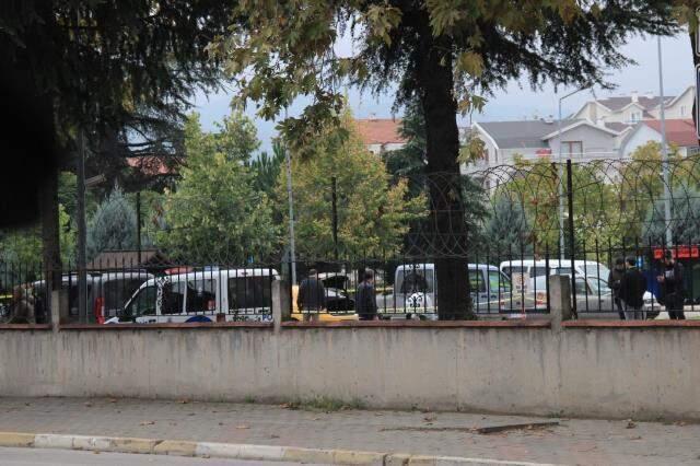 .Öldürdüğü sevgilisini ticari taksi içerisinde İlçe Emniyet Müdürlüğü bahçesine bıraktı