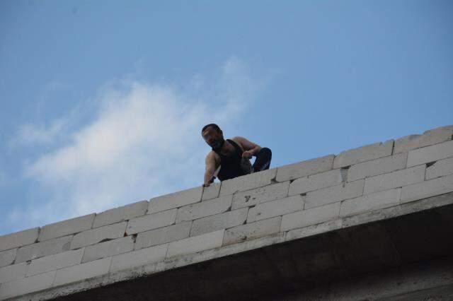 Ekmek bıçağıyla intihara kalkışan şahıs, kendini kurtarmaya gelen itfaiyecileri taşladı