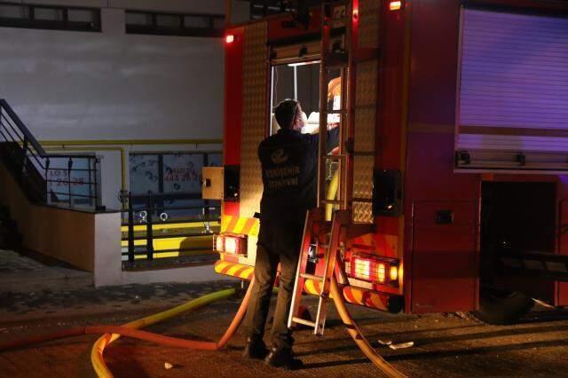 Eskişehir -İşten çıkarılmasına kızan kapıcı, yangın çıkarıp kaçtı