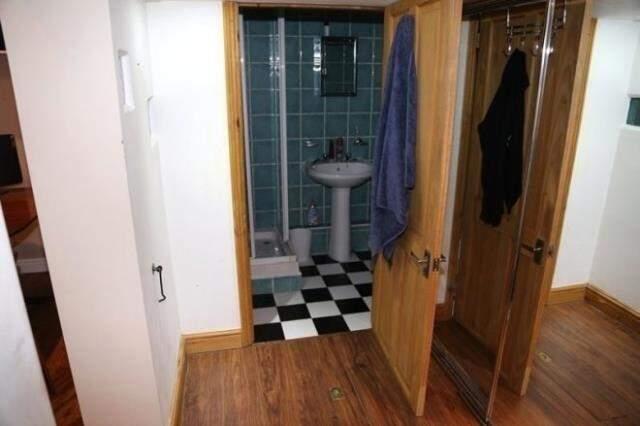 Kiraladığı evdeki gizli kapağı kaldıran genç, merdivenden indiğinde gördüğü zindan nedeniyle büyük korku yaşadı