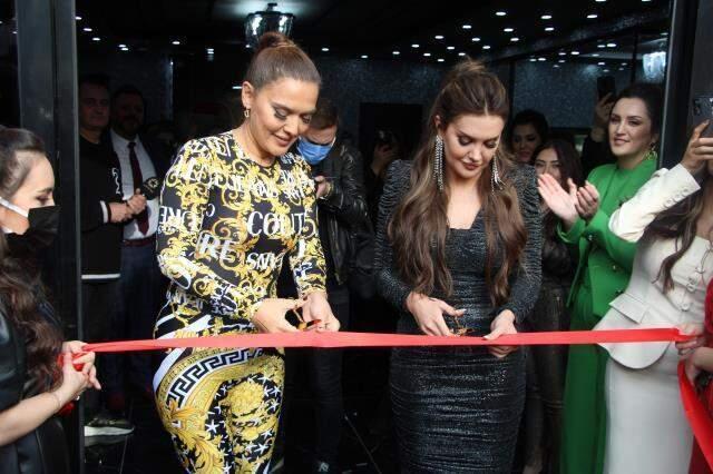 Demet Akalın, hamile dedikoduların ardından göbeğini saklamaya çalıştı