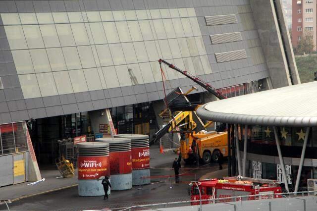 Galatasaray Nef Stadyumu'nda vinç devrildi: 3 yaralı