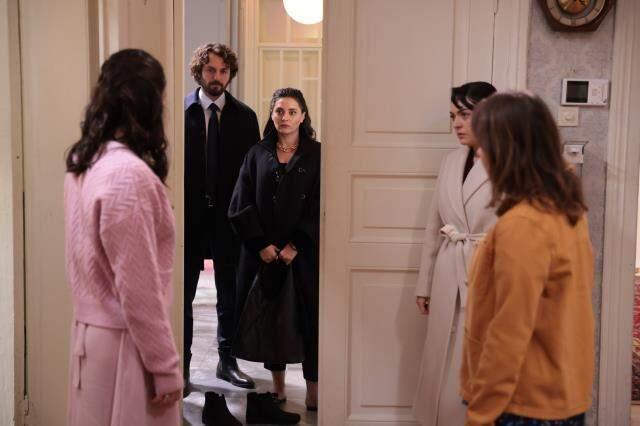 Masumlar Apartmanı'nın 49. bölüm ön izlemesi yayınlandı! Naci, Safiye'yi öpüyor