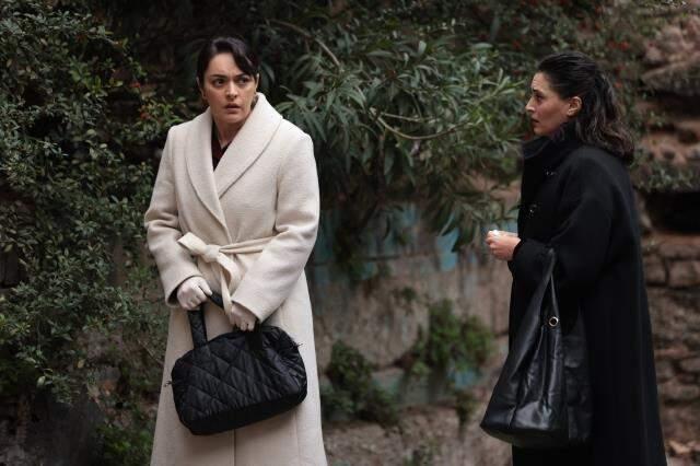 Masumlar Apartmanı'nın 49. bölüm ön izlemesi yayınlandı! Naci, Safiye'yi öpüyor