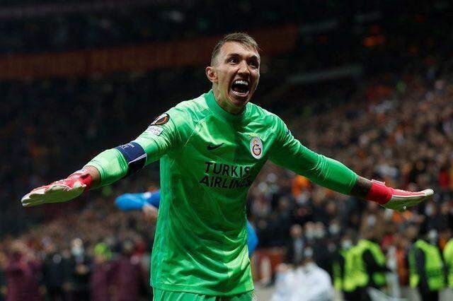 Şahan Gökbakar tribünlere fena patladı: Bu nasıl bir cahilliktir!