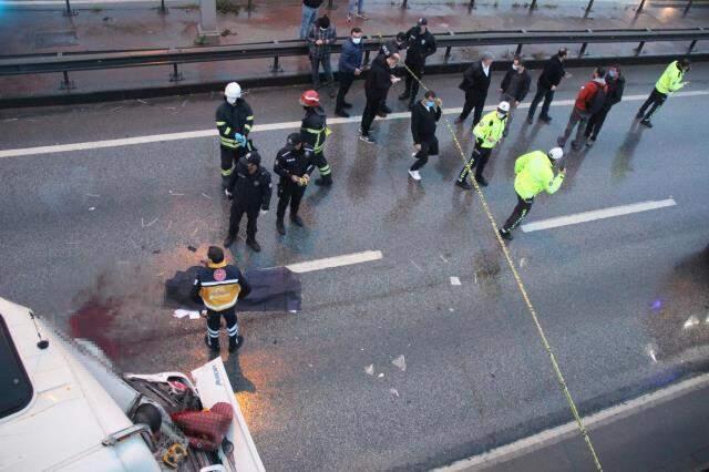 Üst geçitten atlayan gence çarpmamak için tırlar birbirine girdi