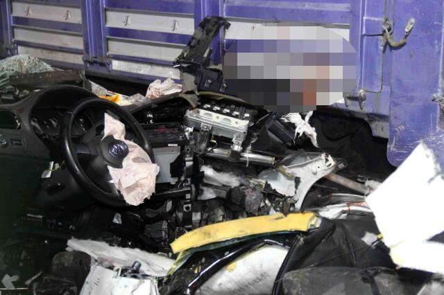 Araç kağıt gibi ezildi! 3 gencin öldüğü feci kazada yürek burkan detay