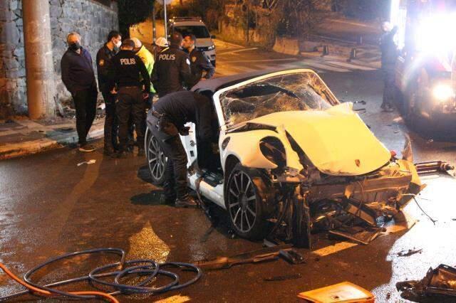 Lüks otomobiliyle aşırız hız yapınca direğe çarptı! 3 kişi ağır yaralandı